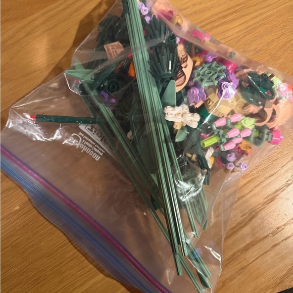 LEGO Vibrant Floral Arrangement Set - Picture 2 of 2